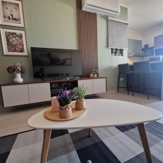 Centrally Located, Well Equipped, Stylish Flat. St. Paul's Bay Exteriör bild