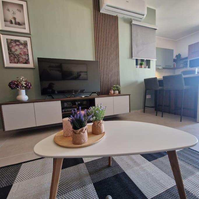 Centrally Located, Well Equipped, Stylish Flat. St. Paul's Bay Exteriör bild